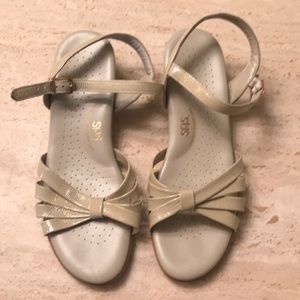 Bone patent sandals with strap